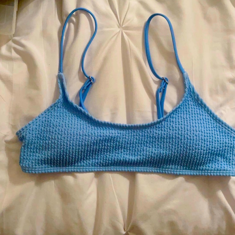 New sky blue ribbed bikini top with adjustable straps, size MEDIUM.